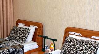Гостиница Мотель Негус Артем Односпальная кровать в 2-местной общей спальне для гостей обоего пола-6